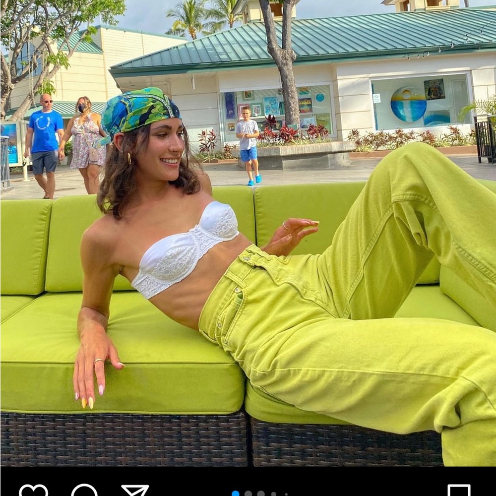 Gorgeous UO chartreuse denim pants👒💚